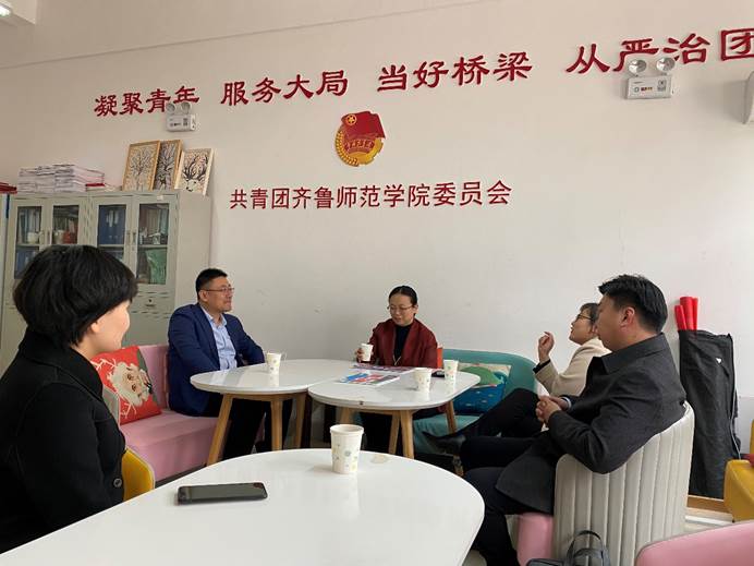 说明: 人们坐在桌子前描述已自动生成